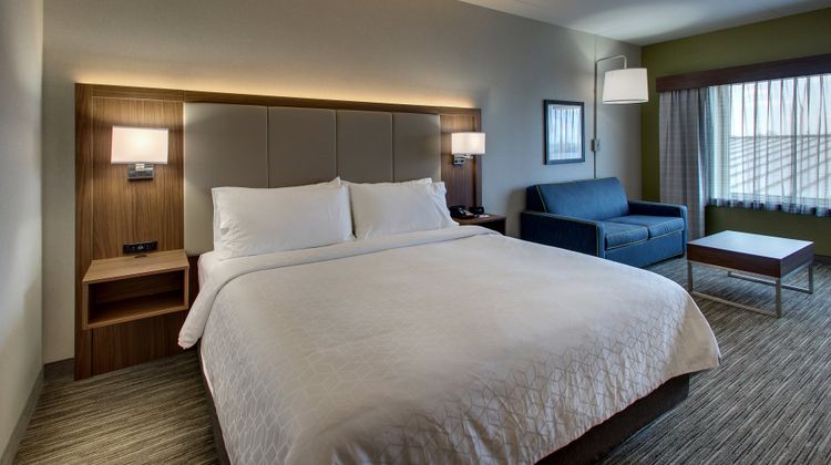 Holiday Inn Express & Stes Findlay North Suite