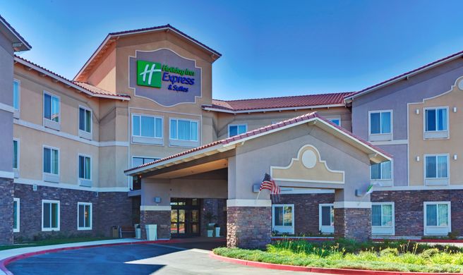Holiday Inn Express Hotel & Suites Exterior