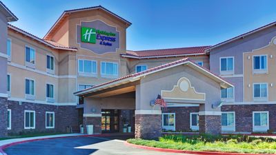 Holiday Inn Express Hotel & Suites