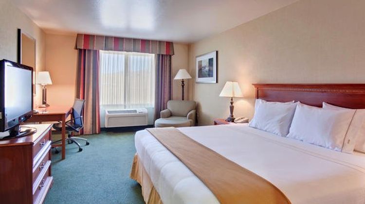 Holiday Inn Express Hotel & Suites Room