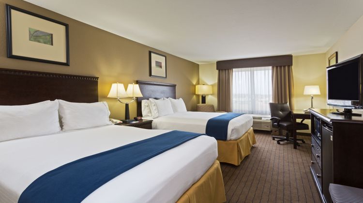 Holiday Inn Express & Suites Room