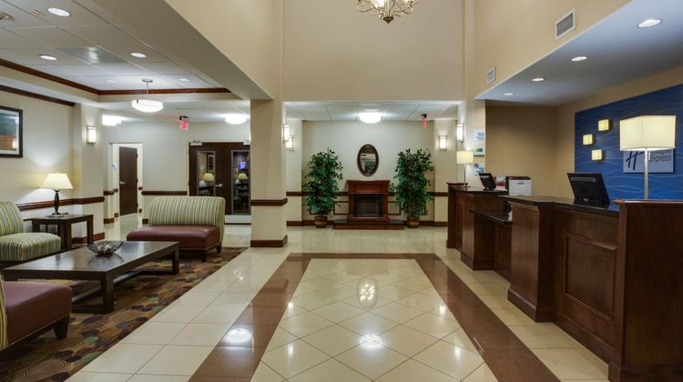 Holiday Inn Express & Suites Lobby