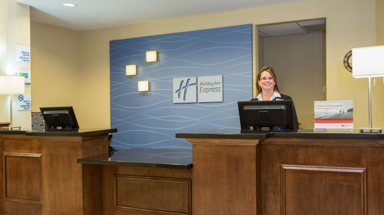 Holiday Inn Express & Suites Lobby