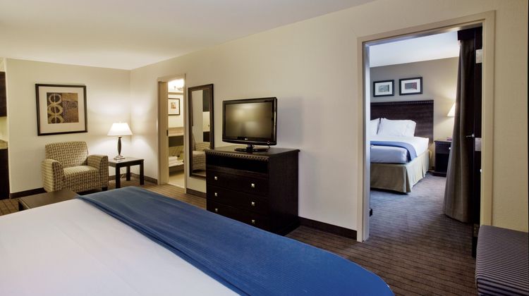Holiday Inn Express & Suites Suite