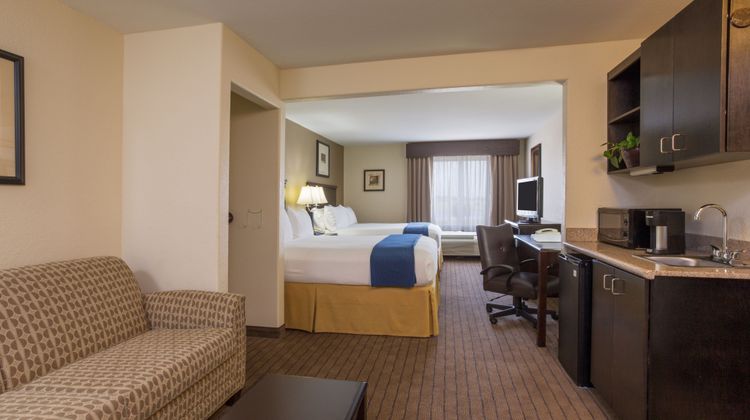 Holiday Inn Express & Suites Suite