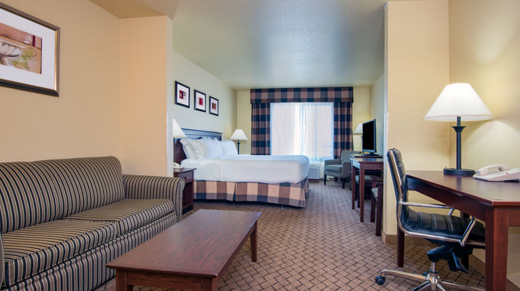Holiday Inn Express Hotel & Suites Suite