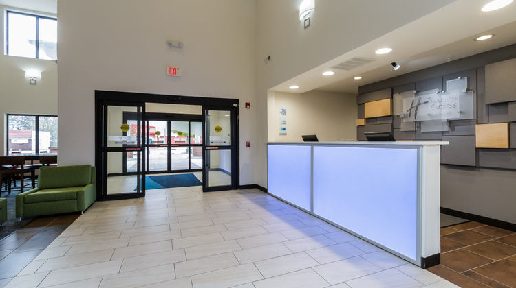 Holiday Inn Express Hotel & Suites Exterior