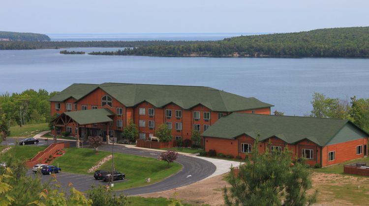 Holiday Inn Express Munising Exterior