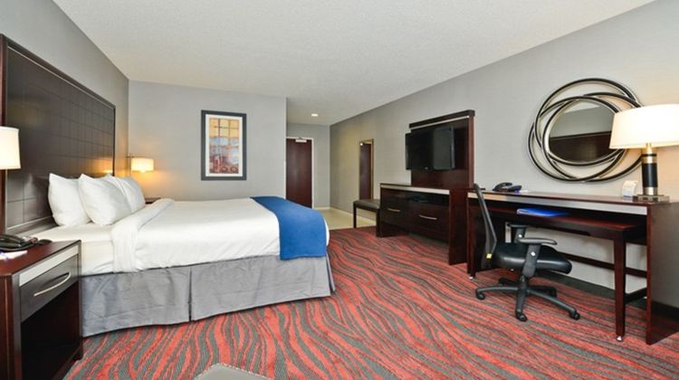 Holiday Inn Express and Suites Utica Room