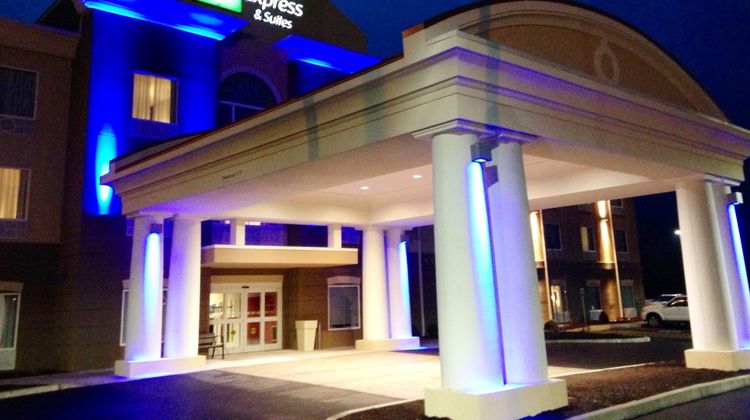 Holiday Inn Express and Suites Utica Exterior