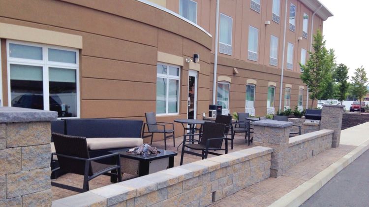 Holiday Inn Express and Suites Utica Exterior