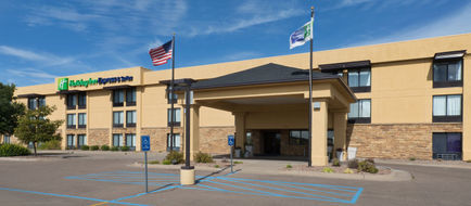 Holiday Inn Express & Suites Colby Exterior