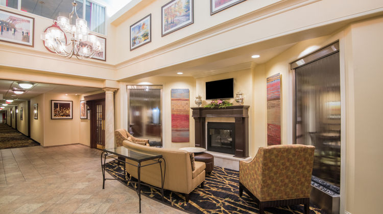 Holiday Inn Express & Suites Lobby