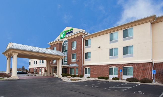 Holiday Inn Express & Suites Cincinnati Exterior
