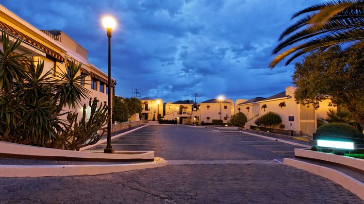 Holiday Inn Hotel & Suites Exterior