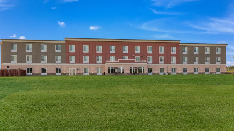 Holiday Inn Express Hotel & Suites Exterior