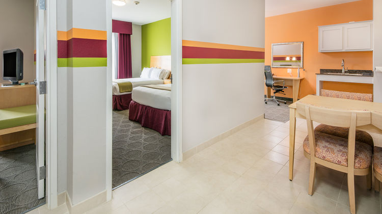 Holiday Inn Express & Suites Clute - Lak Suite