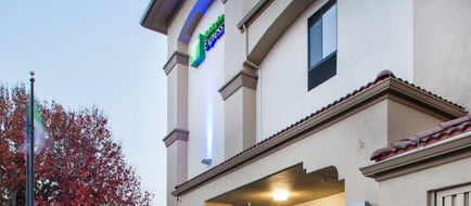 Holiday Inn Express Exterior