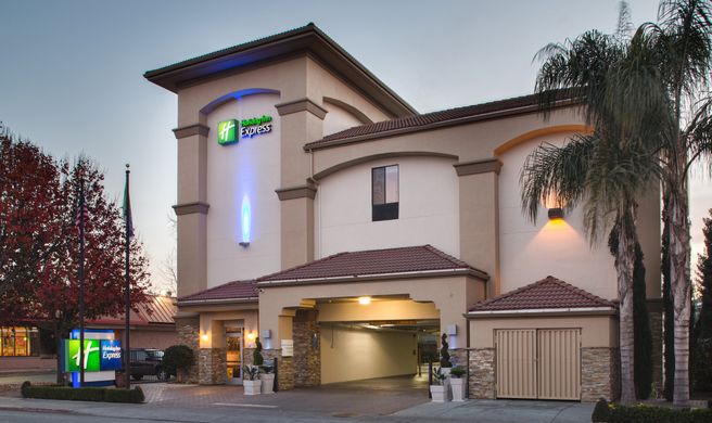 Holiday Inn Express Exterior