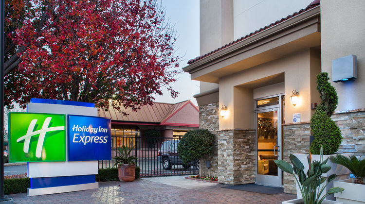 Holiday Inn Express Exterior