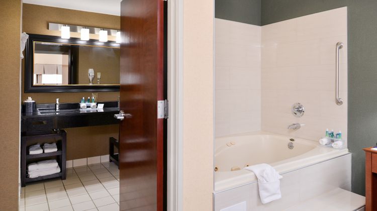 Holiday Inn Express & Suites Suite