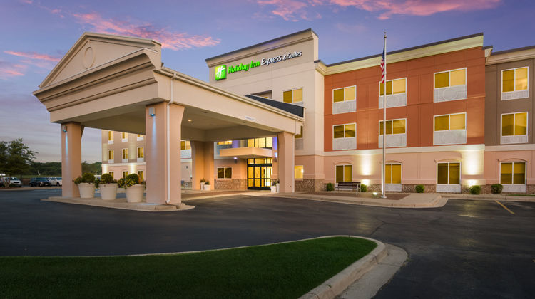 Holiday Inn Express Hotel & Suites Exterior