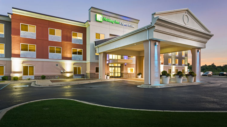Holiday Inn Express Hotel & Suites Exterior