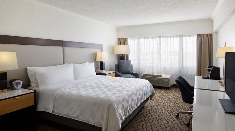 <b>Holiday Inn Clark-Newark Room</b>. Images powered by <a href="https://www.leonardoworldwide.com/" title="Leonardo Worldwide" target="_blank">Leonardo</a>.