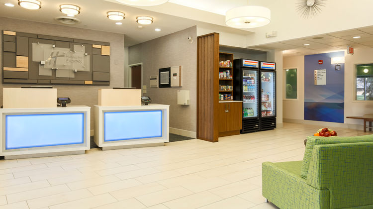 Holiday Inn Express Rochester NE Lobby