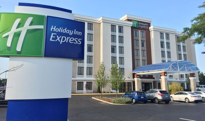 Holiday Inn Express Arlington Heights Exterior