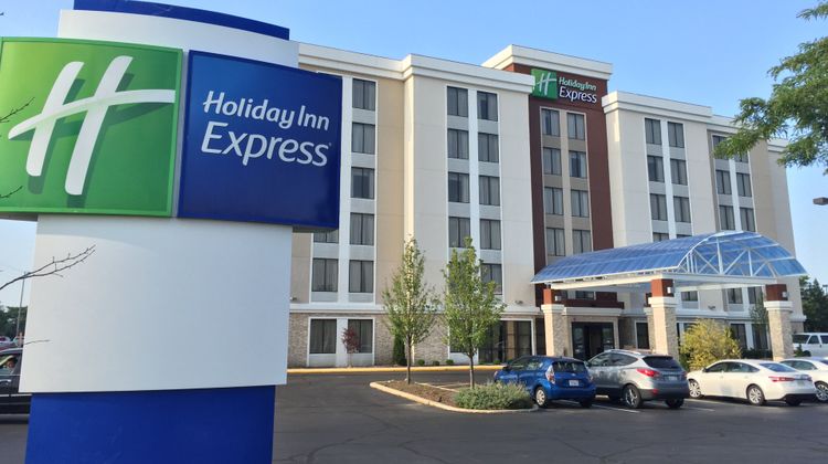 Holiday Inn Express Arlington Heights Exterior