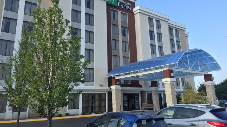 Holiday Inn Express Arlington Heights Exterior
