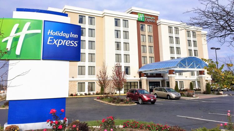 Holiday Inn Express Arlington Heights Exterior