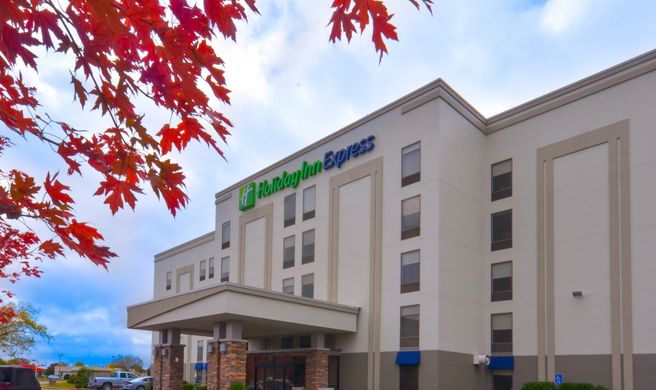 Holiday Inn Express/Suites Fayetteville Exterior
