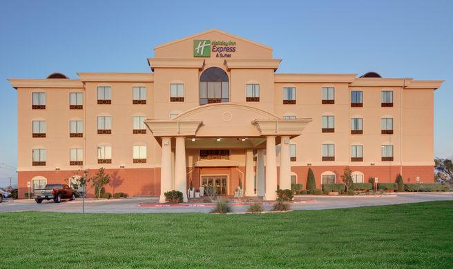 Holiday Inn Express & Suites Altus Exterior