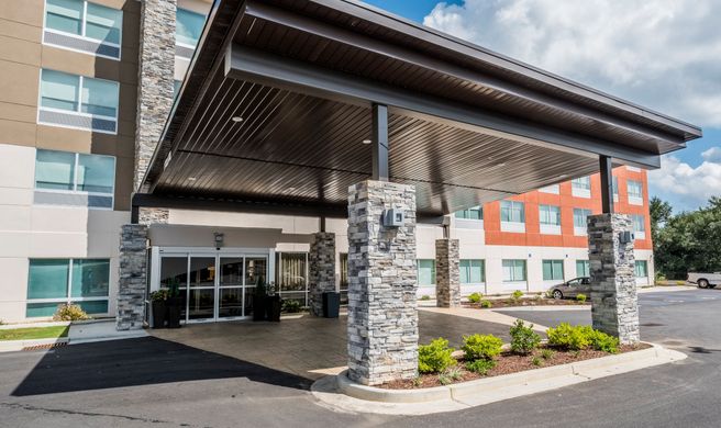 Holiday Inn Express & Suites Commerce Exterior