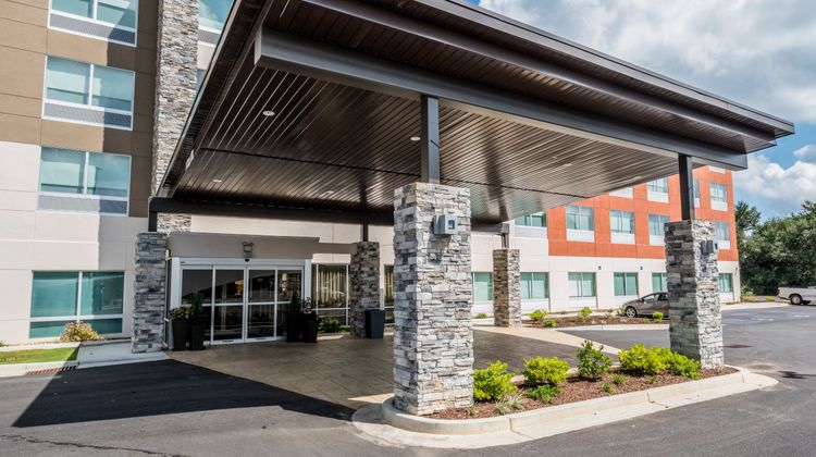 Holiday Inn Express & Suites Commerce Exterior