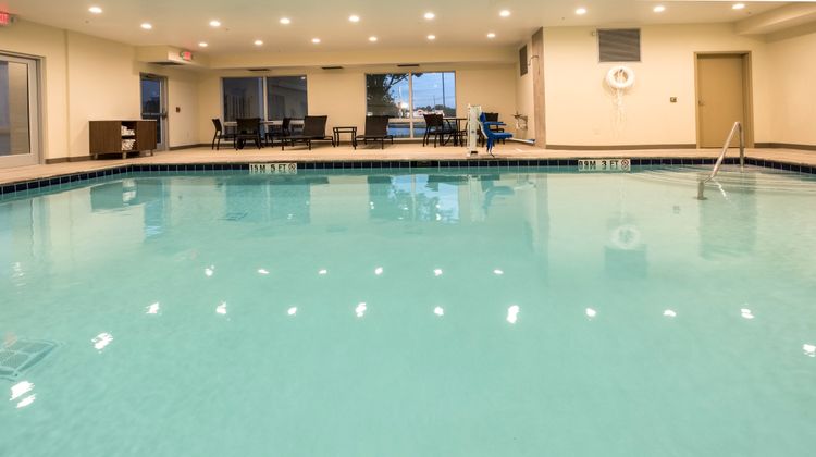 Holiday Inn Express & Suites Commerce Pool