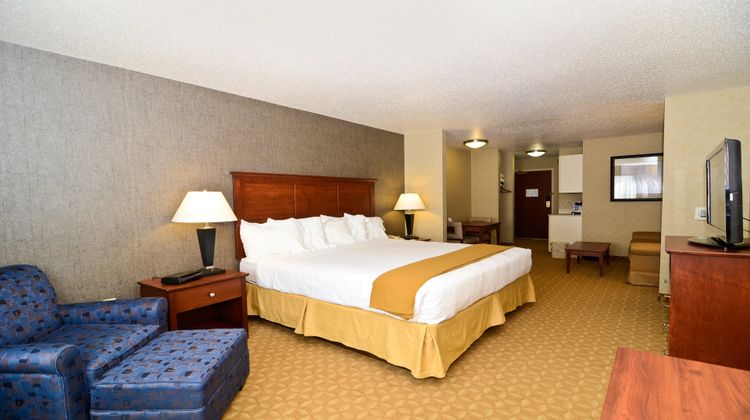 Holiday Inn Express Hotel & Suites Suite