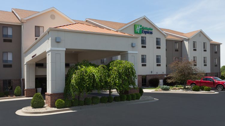 Holiday Inn Express Brookville Exterior