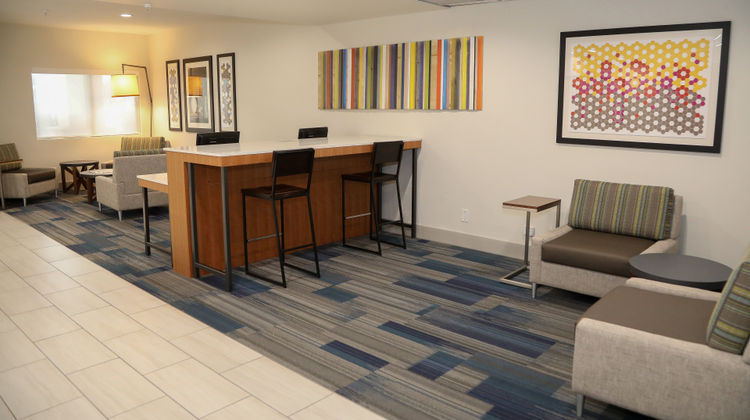 Holiday Inn Express & Suites Lobby
