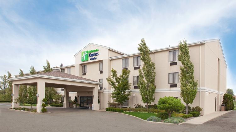 Holiday Inn Express & Suites Alliance Exterior