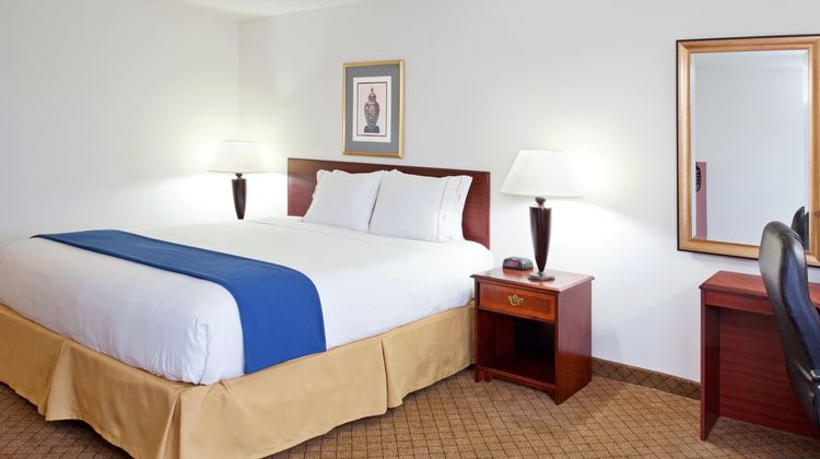 Holiday Inn Express & Suites Alliance Room