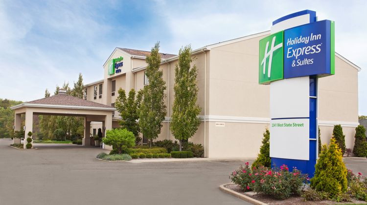 Holiday Inn Express & Suites Alliance Exterior
