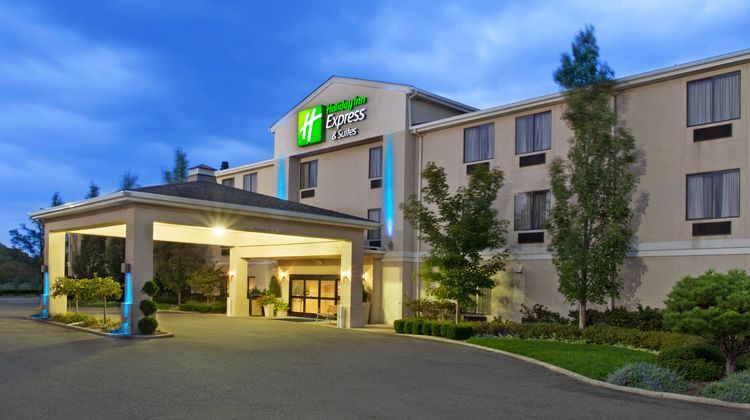 Holiday Inn Express & Suites Alliance Exterior