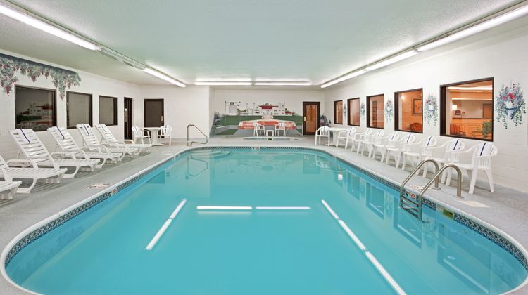 Holiday Inn Express & Suites Alliance Pool