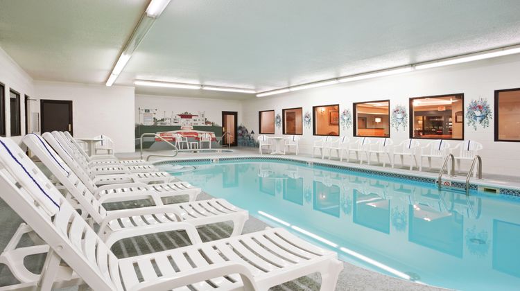 Holiday Inn Express & Suites Alliance Pool