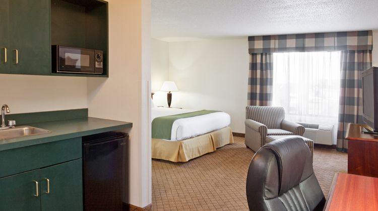 Holiday Inn Express & Suites Alliance Suite