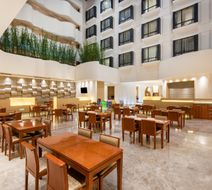 Holiday Inn Express Golden Corridor Exterior