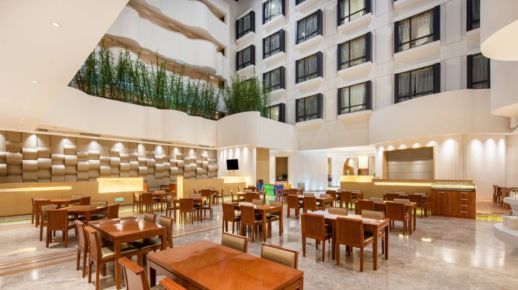 Holiday Inn Express Golden Corridor Exterior